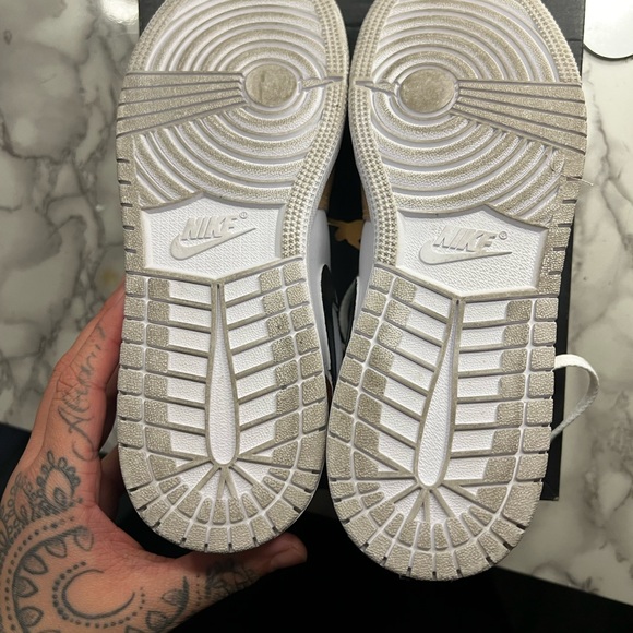 Custom colored Jordans - Picture 4 of 5